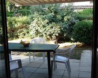 VAR Near St Raphael, ideal for young children, Sportsmen: mountain biking, tennis, swimming pool - Bagnols-en-Forêt - Patio