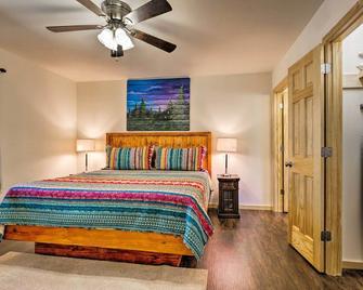 Bryson City Family Cabin - Mins to Smoky Mountains - Bryson City - Bedroom