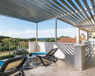 A stunning villa with a swimming pool in Lindar near Pazin - Lindar - Balcón