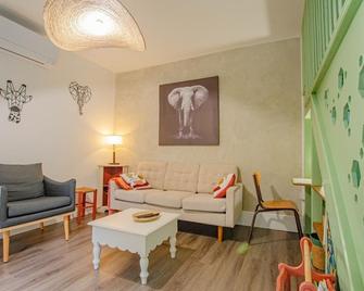 Le refuge - Saint-Julien-les-Villas - Salon