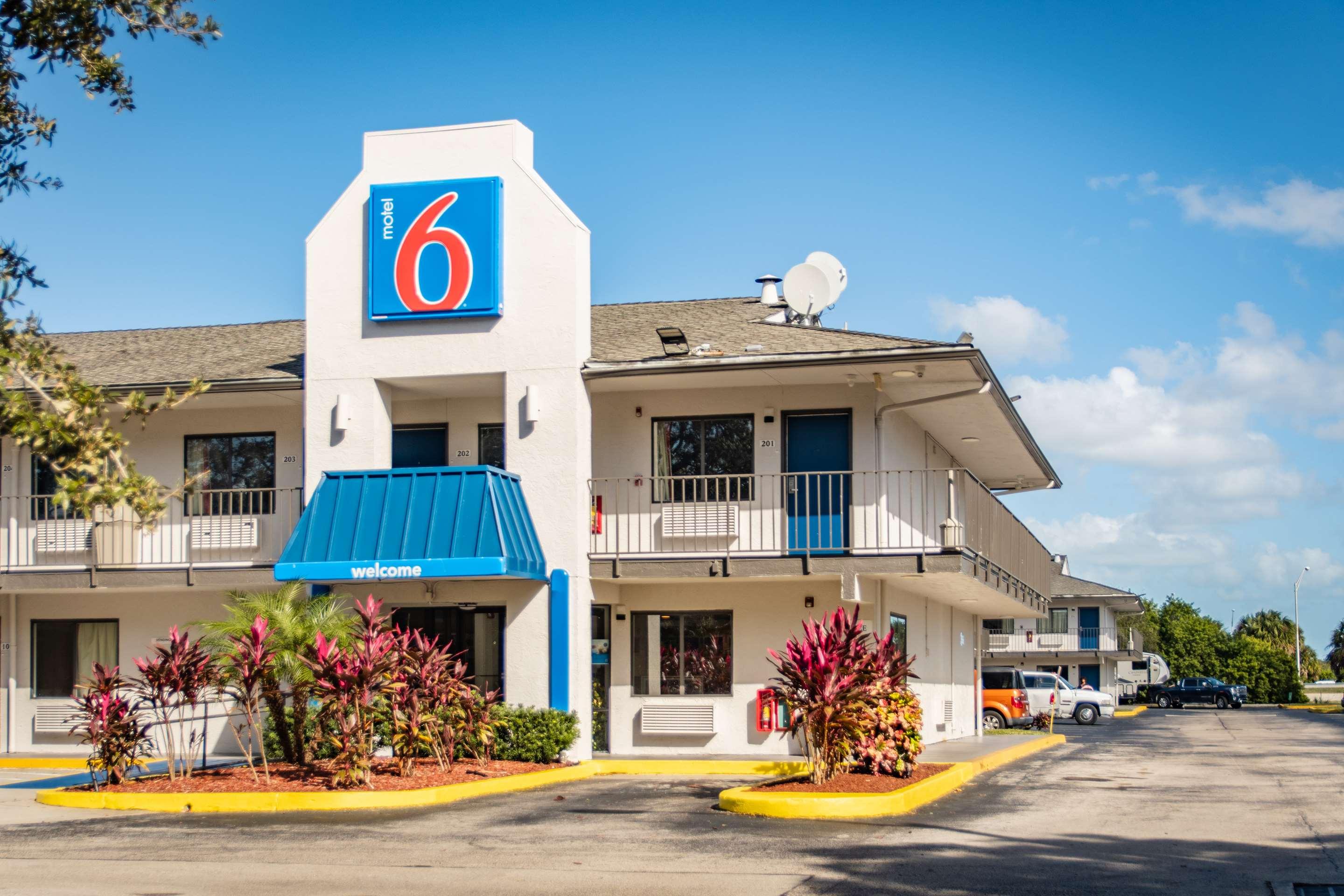 Experience Comfort and Convenience at Travel Inn Motel, Fort Pierce, FL