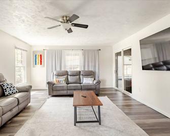 The place of possibilities with amazing heated pool. - Pulaski - Huiskamer