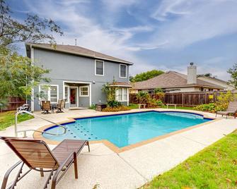 2-story home with private outdoor pool, fenced backyard, fireplace, patio, & AC - Buda - Pool