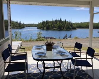 Family vacation destination! Lake activities and game house! - Nikiski - Patio