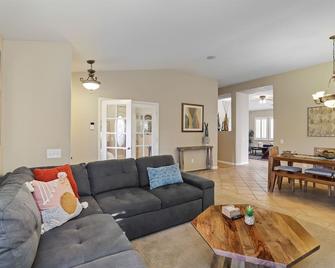 Large 5 Bedroom Home - Family Getaway w/ Pool - Turlock - Вітальня