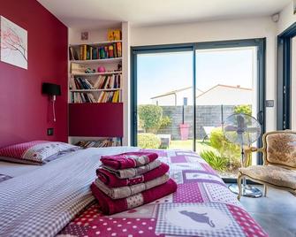 Villa 'Ganesh À Royan' with Private Terrace, Private Garden and Wi-Fi - Royan - Bedroom