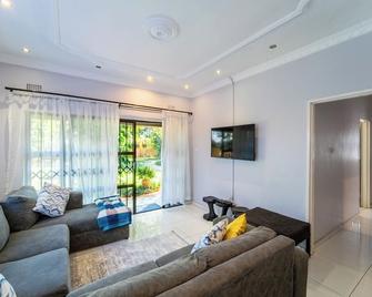Khayalethu Vic Falls - Victoria Falls - Wohnzimmer