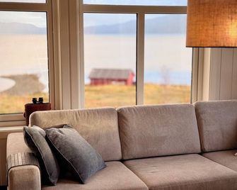 Jacuzzi, fjord view & northern lights - close to Hammerfest & North Cape - Hammerfest - Living room