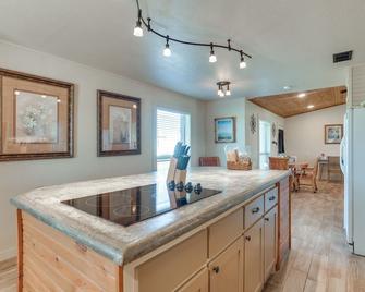 Ranch Getaway with Pool and Horse Stall Access! - Calera - Kitchen