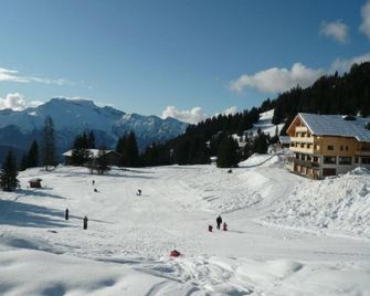 Hôtel Restaurant Les Sapins Wellness & Gourmet - Thônes - Gebäude