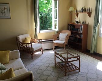 Farmhouse with Private Pool and Fenced 1 Acre Garden - Belmont - Sala de estar