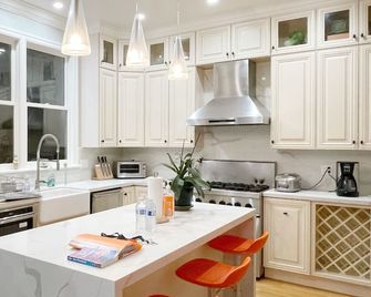 Totally Renovated Victorian House in Center SF! - San Francisco - Kitchen