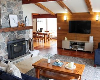 Bluebird Cottage - Lakefront - Casino - Orillia - Living room