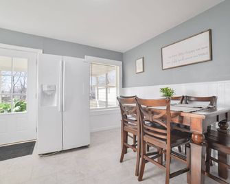 Steps to Southeast Hospital - Fast Wifi - King Bed - Cape Girardeau - Dining room