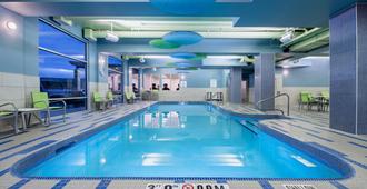 Holiday Inn Express & Suites Kelowna - East - Kelowna - Bể bơi