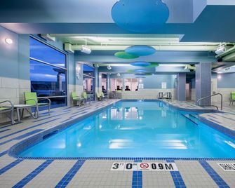 Holiday Inn Express & Suites Kelowna - East By IHG - Kelowna - Pool