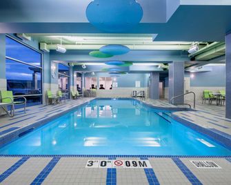 Holiday Inn Express & Suites Kelowna - East By IHG - קלונה - בריכה