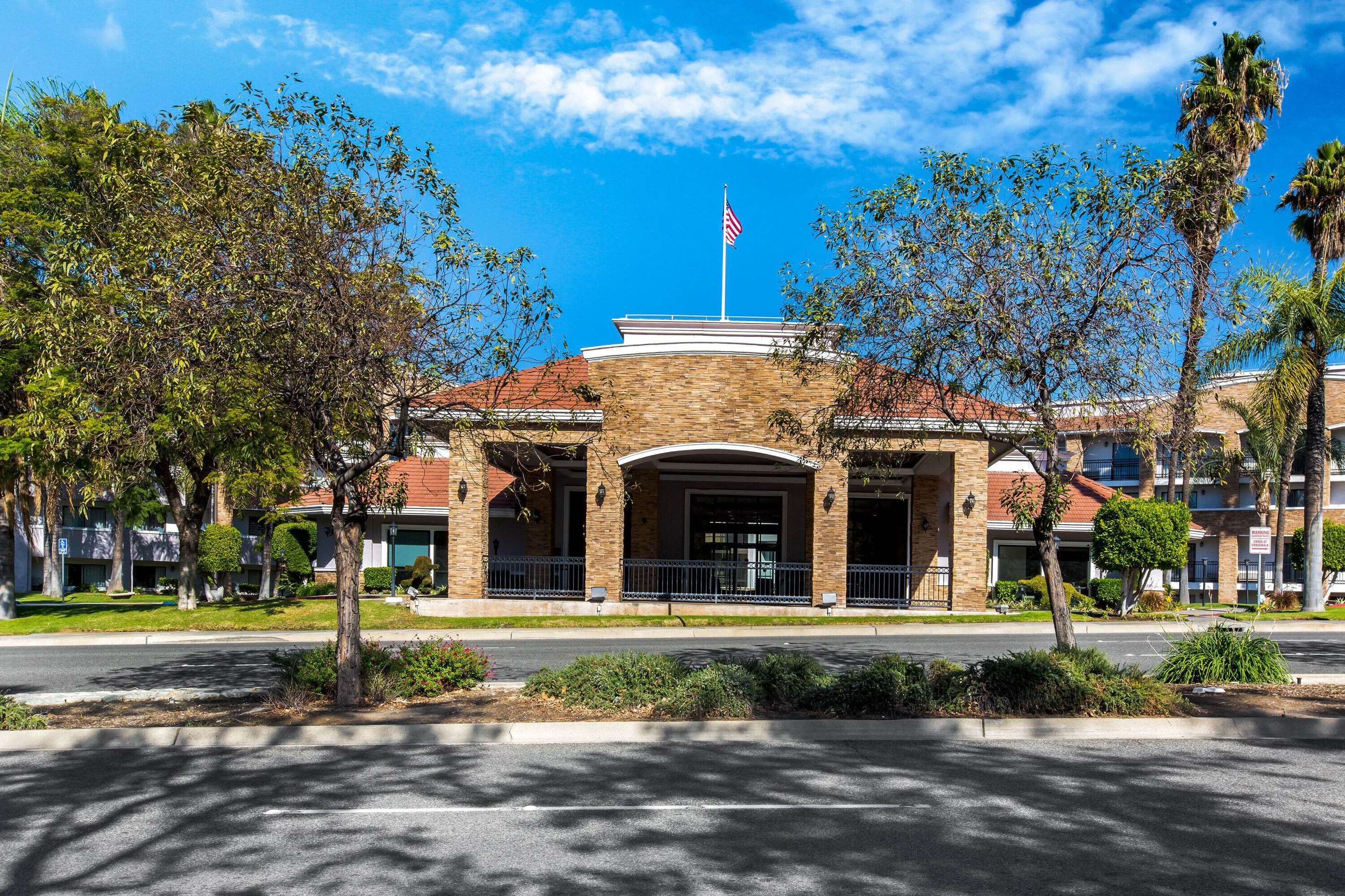 La Quinta Inn & Suites by Wyndham Pomona thumbnail 3