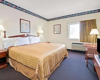Travelodge by Wyndham St. Louis - Berkeley - Bedroom