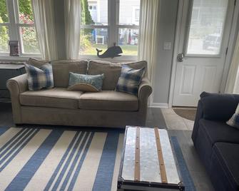 Ennis Cottage - A holiday by the sea! - Branford - Living room