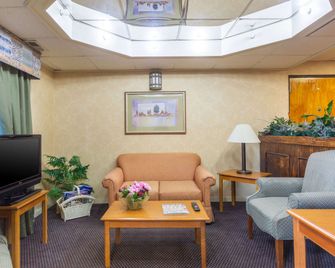 Econo Lodge & Suites Clarksville near Governors Square Mall - קלרקסוויל - סלון