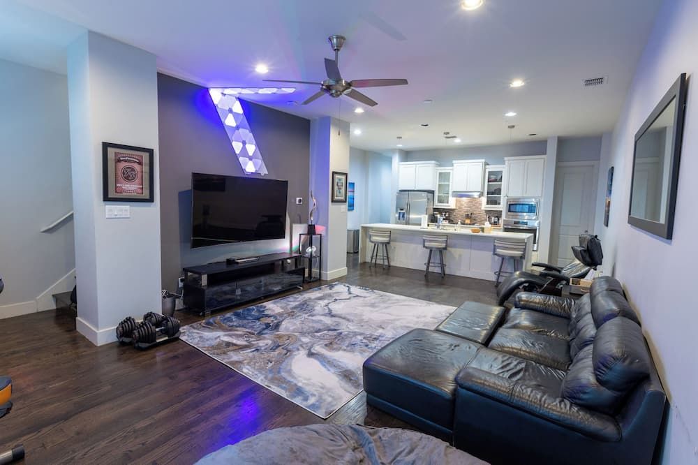 Stunning Townhome Near Uptown - دالاس - غرفة معيشة