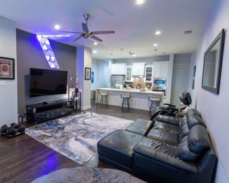 Stunning Townhome Near Uptown - Dallas - Living room