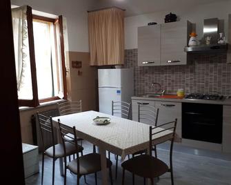 Maison D'amelie Follo - Valeriano Lunense - Cocina