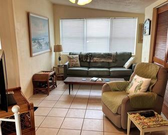 'Paradise ' Beach Home - Just Steps from Secluded Beach!!! - Flagler Beach - Living room