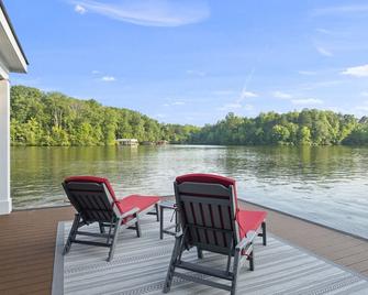 Sueños Hyco Lakeside Retreat - 19 min to VIR / 39 min to Caesars Casino - Roxboro - Terasa