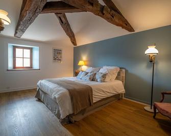 Magnificent family estate in the heart of Saintonge sleeps up to 23 - Saint-Georges-des-Coteaux - Habitación