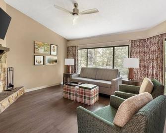 North Carolina Escape! Two Great Units, Swimming Pools, Gym and Free Parking - Sapphire - Living room