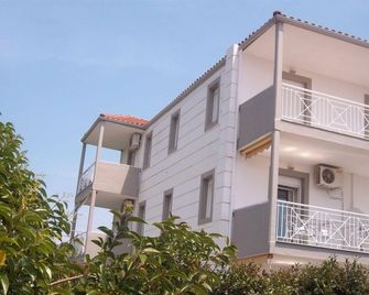 Milos Apartments - Afytos - Edificio