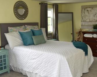 5 Mins to Track, SPAC & Skidmore! Walk to Broadway & the Center of Downtown! - Saratoga Springs - Bedroom