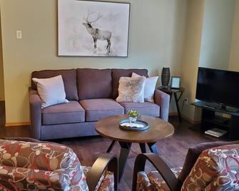 Give Something Back Retreat By Revelstok - Revelstoke - Living room
