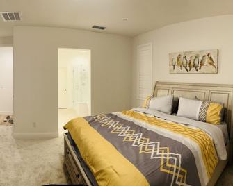Luxury home. This home is located in a good neighborhood of Sacramento area. - Rancho Cordova - Bedroom
