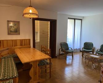 Trilocale Rendena 035 - Giustino - Comedor