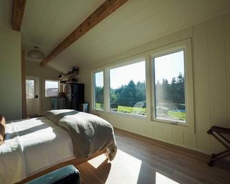 Casita: Near Wineries & Keuka Lake: 100'Projector - Bath - Schlafzimmer