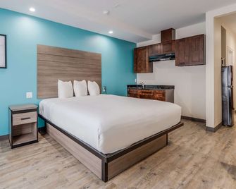 Convenient Location! Free Parking & Breakfast, Short Drive To Katy Heritage Park - Katy - Bedroom