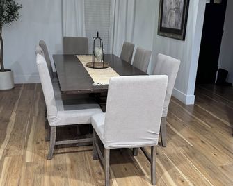 Spacious 4-bedroom house with WiFi and AC in wonderful Merced - Merced - Salle à manger