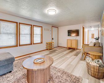 9 Mi to The Gorge: Updated Retreat w/ Yard! - George - Living room