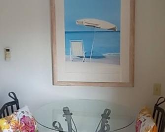 The Upper Deck Cozy Private Room 5 minutes away from beach - George Town - Salle à manger