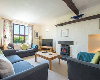 Sunnybank, holiday property Manorbier, Sleeps 6, 3 bedrooms, bathrooms - Manorbier - Living room