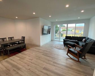 Beautiful Modern Open Floor Plan 2 Bedroom 2 Bath - Culver City - Living room