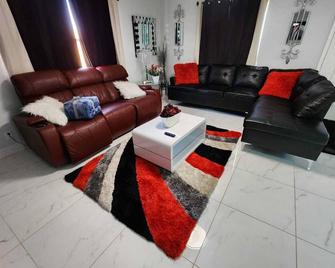 3 Bedroom House with King Bed - North Lauderdale - Living room