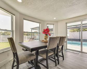 Canal-Front Holiday Home Near Beach Swim and Paddle - Holiday - Comedor