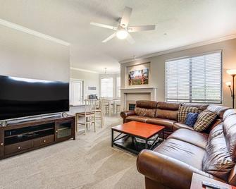 Near Spring Training Mesa Condo with Pool Access! - Mesa - Sala de estar