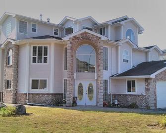 Eagle Close Executive B&B - Prince Rupert - Building