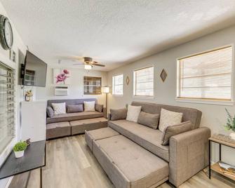 Somerville Lake House - Walk to Water! - Somerville - Sala de estar