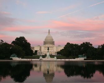 Enjoy a classic Capitol Hill experience just 5 blocks from the seat of power. - Washington D. C. - Edificio